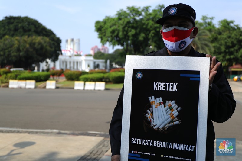 Demonstran yang tergabung dalam Serikat Pekerja Rokok Tembakau Makanan Minuman melakukan aksi berjalan kaki menuju istana negara untuk menyerahkan lukisan di Jakarta, Rabu (13/10/2021). Aksi penyerahan lukisan bergambar buruh petani tembakau kepada Presiden Jokowi ini sebagai bentuk protes atas rencana kenaikan tarif cukai hasil tembakau (CHT) atau cukai rokok tahun depan. Sebelumnya, sebagian pendemo menggelar aksi teaterikal di patung kuda hingga pihak kepolisian memberikan izin untuk perwakilan massa untuk memberikan lukisan ke Istana Presiden. (CNBC Indonesia/ Tri Susilo)