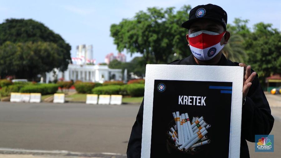 Demonstran yang tergabung dalam Serikat Pekerja Rokok Tembakau Makanan Minuman melakukan aksi berjalan kaki menuju istana negara untuk menyerahkan lukisan di Jakarta, Rabu (13/10/2021). Aksi penyerahan lukisan bergambar buruh petani tembakau kepada Presiden Jokowi ini sebagai bentuk protes atas rencana kenaikan tarif cukai hasil tembakau (CHT) atau cukai rokok tahun depan. Sebelumnya, sebagian pendemo menggelar aksi teaterikal di patung kuda hingga pihak kepolisian memberikan izin untuk perwakilan massa untuk memberikan lukisan ke Istana Presiden. (CNBC Indonesia/ Tri Susilo)