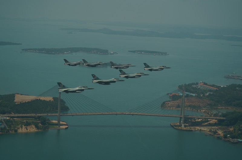 Singapura dan TNI AU Peringati 40 Tahun Hubungan Bersama Latihan Elang Indopura Pesawat F-16 Angkatan Udara Republik Singapura (RSAF) dan Angkatan Udara Indonesia (TNI AU) terbang dalam formasi di atas Marina Bay Sands di Singapura. (Tangapan Layar via mindef.gov.sg)