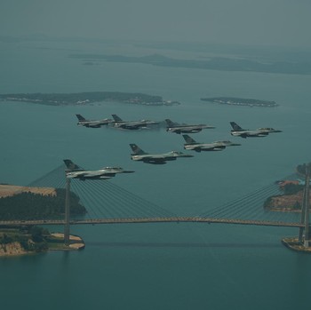Manuver F-16 RI & Singapura di Langit Marina South-Batam