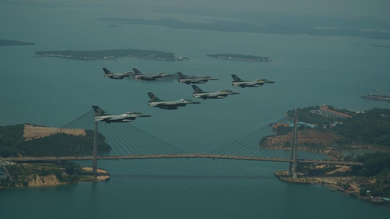 Pesawat F-16 Angkatan Udara Republik Singapura (RSAF) dan Angkatan Udara Indonesia (TNI AU) terbang dalam formasi di atas Marina Bay Sands di Singapura. (Tangapan Layar via mindef.gov.sg)