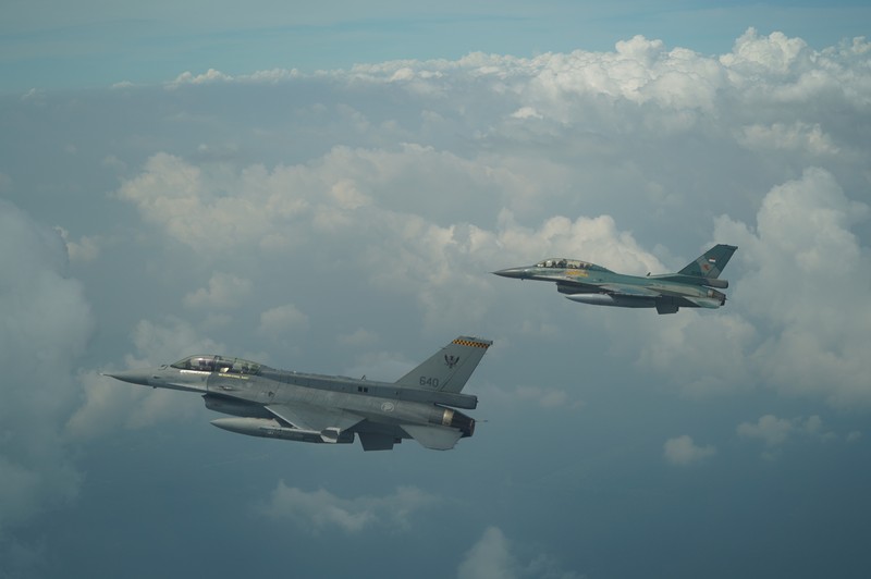 Pesawat F-16 Angkatan Udara Republik Singapura (RSAF) dan Angkatan Udara Indonesia (TNI AU) terbang dalam formasi di atas Marina Bay Sands di Singapura. (Tangapan Layar via mindef.gov.sg)
