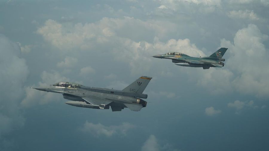 Pesawat F-16 Angkatan Udara Republik Singapura (RSAF) dan TNI AU terbang bersama sebagai bagian dari Latihan Elang Indopura 2021.(Tangapan Layar via mindef.gov.sg)