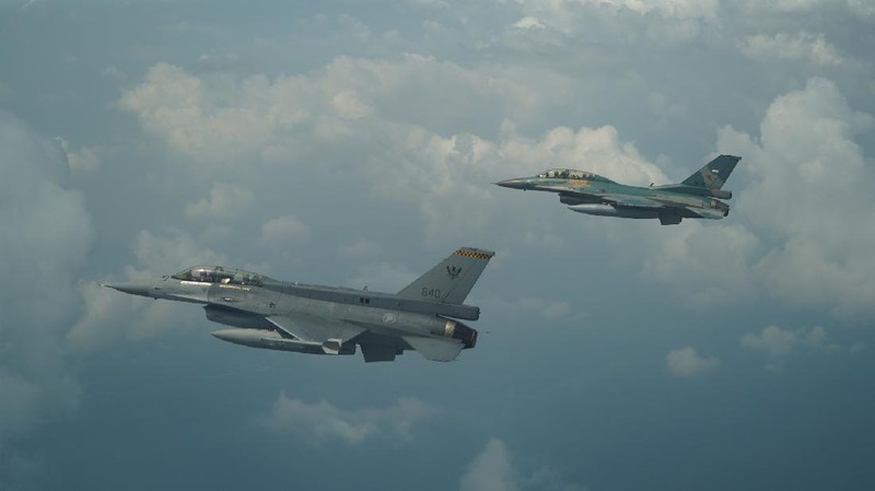Pesawat F-16 Angkatan Udara Republik Singapura (RSAF) dan Angkatan Udara Indonesia (TNI AU) terbang dalam formasi di atas Marina Bay Sands di Singapura. (Tangapan Layar via mindef.gov.sg)