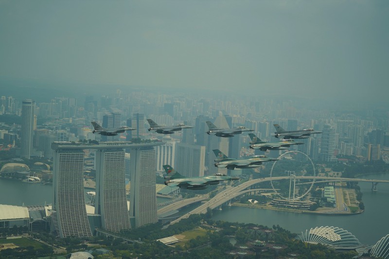 Pesawat F-16 Angkatan Udara Republik Singapura (RSAF) dan Angkatan Udara Indonesia (TNI AU) terbang dalam formasi di atas Marina Bay Sands di Singapura. (Tangapan Layar via mindef.gov.sg)