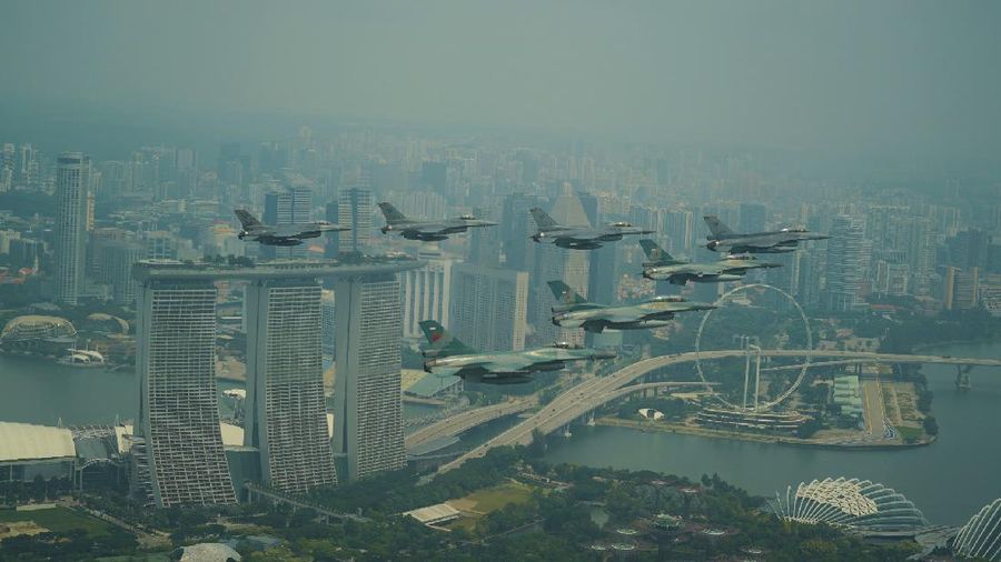 Pesawat F-16 Angkatan Udara Republik Singapura (RSAF) dan Angkatan Udara Indonesia (TNI AU) terbang dalam formasi di atas Marina Bay Sands di Singapura. (Tangapan Layar via mindef.gov.sg)