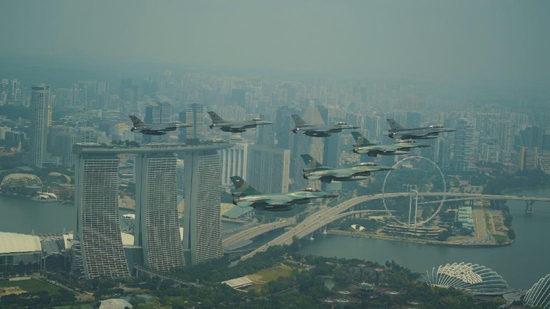 Pesawat F-16 Angkatan Udara Republik Singapura (RSAF) dan Angkatan Udara Indonesia (TNI AU) terbang dalam formasi di atas Marina Bay Sands di Singapura. (Tangapan Layar via mindef.gov.sg)