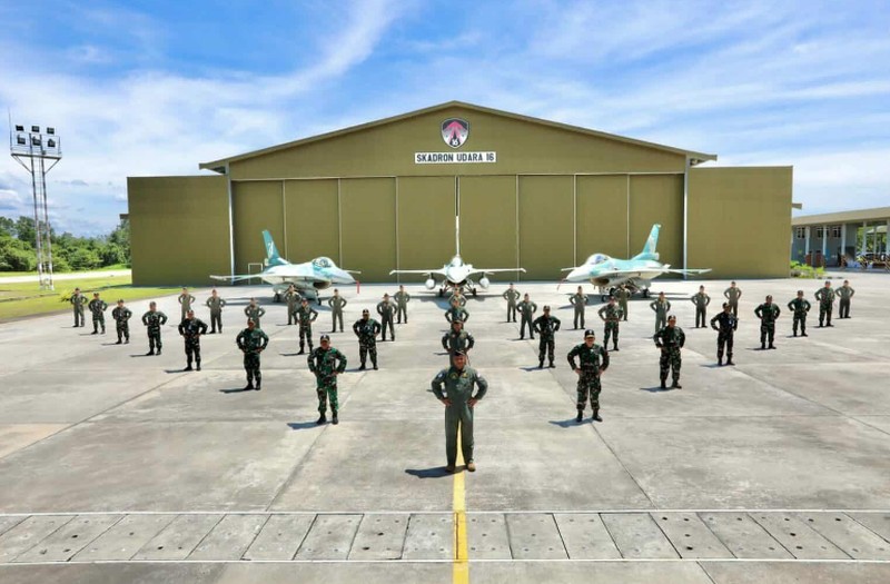 Singapura dan TNI AU Peringati 40 Tahun Hubungan Bersama Latihan Elang Indopura Pesawat F-16 Angkatan Udara Republik Singapura (RSAF) dan Angkatan Udara Indonesia (TNI AU) terbang dalam formasi di atas Marina Bay Sands di Singapura. (Tangapan Layar via mindef.gov.sg)