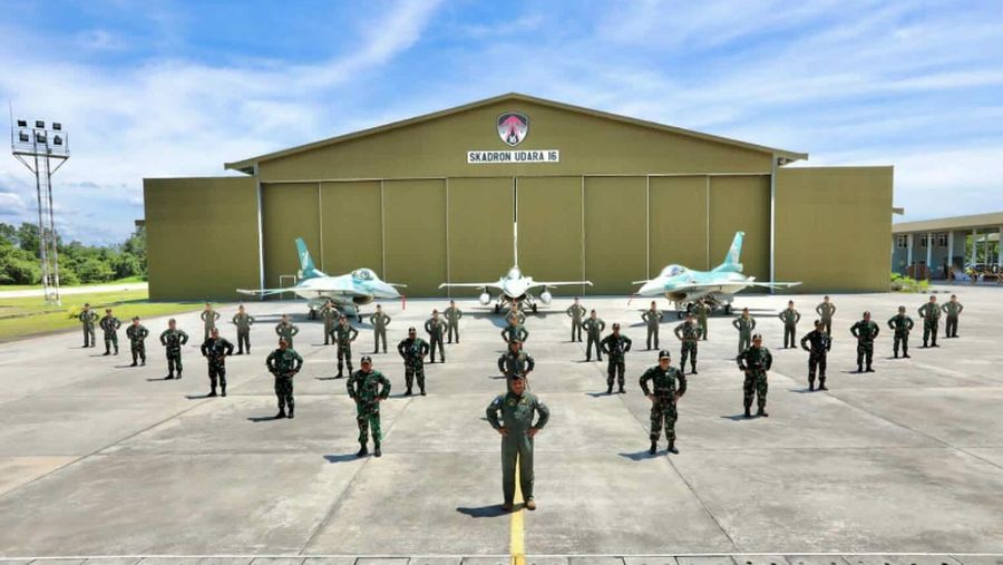 Pesawat F-16 Angkatan Udara Republik Singapura (RSAF) dan Angkatan Udara Indonesia (TNI AU) terbang dalam formasi di atas Marina Bay Sands di Singapura. (Tangapan Layar via mindef.gov.sg)