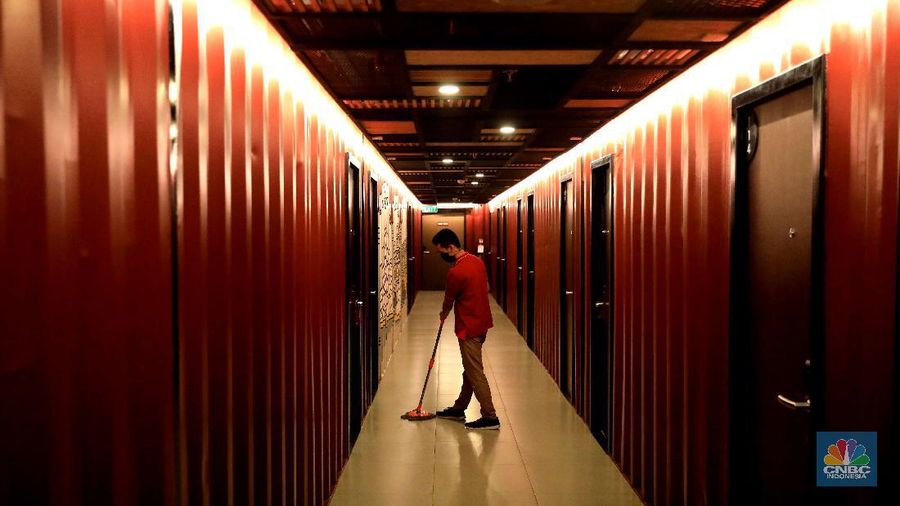 Pemandangan tumpukan kontainer bekas yang dijadikan hotel di kawasan Serpong, Tangerang, Banten, Rabu (13/10/2021). Hotel yang terbuat dari kontainer bekas ini mengusung konsep Industri Modern. Konsep hotel ini pertama yang ada di Provinsi Banten. Terletak di komplek strategis bisnis di sekitar area Serpong, harga nginap mulai Rp400 ribu per malam. Total kontainer untuk membangun hotel ini 177 kontainer. Hotel unik ini dibangun dari susunan kontainer warna-warni yang didesain dengan sangat unik dan memanjakan pengunjungnya. (CNBC Indonesia/ Muhammad Sabki)
