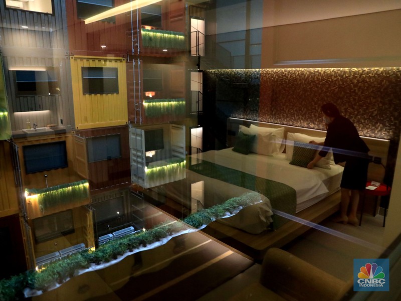 Pemandangan tumpukan kontainer bekas yang dijadikan hotel di kawasan Serpong, Tangerang, Banten, Rabu (13/10/2021). Hotel yang terbuat dari kontainer bekas ini mengusung konsep Industri Modern. Konsep hotel ini pertama yang ada di Provinsi Banten. Terletak di komplek strategis bisnis di sekitar area Serpong, harga nginap mulai Rp400 ribu per malam. Total kontainer untuk membangun hotel ini 177 kontainer. Hotel unik ini dibangun dari susunan kontainer warna-warni yang didesain dengan sangat unik dan memanjakan pengunjungnya. (CNBC Indonesia/ Muhammad Sabki)