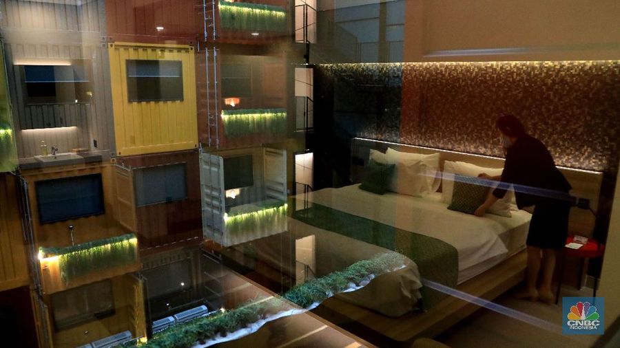 Pemandangan tumpukan kontainer bekas yang dijadikan hotel di kawasan Serpong, Tangerang, Banten, Rabu (13/10/2021). Hotel yang terbuat dari kontainer bekas ini mengusung konsep Industri Modern. Konsep hotel ini pertama yang ada di Provinsi Banten. Terletak di komplek strategis bisnis di sekitar area Serpong, harga nginap mulai Rp400 ribu per malam. Total kontainer untuk membangun hotel ini 177 kontainer. Hotel unik ini dibangun dari susunan kontainer warna-warni yang didesain dengan sangat unik dan memanjakan pengunjungnya. (CNBC Indonesia/ Muhammad Sabki)