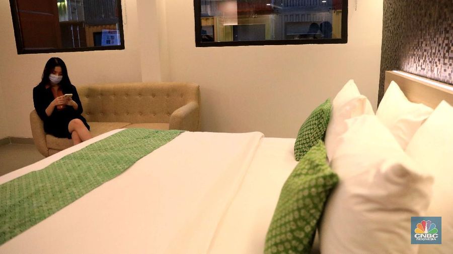 Pemandangan tumpukan kontainer bekas yang dijadikan hotel di kawasan Serpong, Tangerang, Banten, Rabu (13/10/2021). Hotel yang terbuat dari kontainer bekas ini mengusung konsep Industri Modern. Konsep hotel ini pertama yang ada di Provinsi Banten. Terletak di komplek strategis bisnis di sekitar area Serpong, harga nginap mulai Rp400 ribu per malam. Total kontainer untuk membangun hotel ini 177 kontainer. Hotel unik ini dibangun dari susunan kontainer warna-warni yang didesain dengan sangat unik dan memanjakan pengunjungnya. (CNBC Indonesia/ Muhammad Sabki)