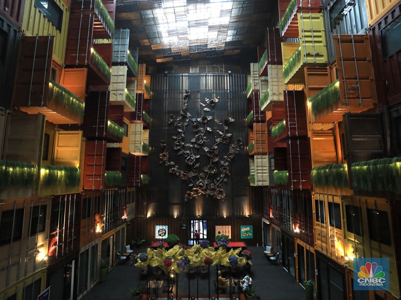 Pemandangan tumpukan kontainer bekas yang dijadikan hotel di kawasan Serpong, Tangerang, Banten, Rabu (13/10/2021). Hotel yang terbuat dari kontainer bekas ini mengusung konsep Industri Modern. Konsep hotel ini pertama yang ada di Provinsi Banten. Terletak di komplek strategis bisnis di sekitar area Serpong, harga nginap mulai Rp400 ribu per malam. Total kontainer untuk membangun hotel ini 177 kontainer. Hotel unik ini dibangun dari susunan kontainer warna-warni yang didesain dengan sangat unik dan memanjakan pengunjungnya. (CNBC Indonesia/ Muhammad Sabki)