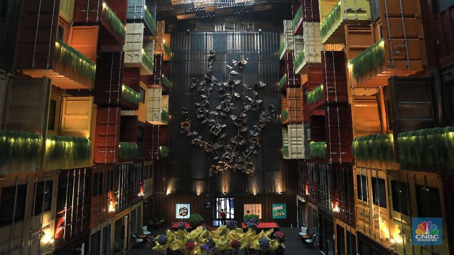 Pemandangan tumpukan kontainer bekas yang dijadikan hotel di kawasan Serpong, Tangerang, Banten, Rabu (13/10/2021). Hotel yang terbuat dari kontainer bekas ini mengusung konsep Industri Modern. Konsep hotel ini pertama yang ada di Provinsi Banten. Terletak di komplek strategis bisnis di sekitar area Serpong, harga nginap mulai Rp400 ribu per malam. Total kontainer untuk membangun hotel ini 177 kontainer. Hotel unik ini dibangun dari susunan kontainer warna-warni yang didesain dengan sangat unik dan memanjakan pengunjungnya. (CNBC Indonesia/ Muhammad Sabki)