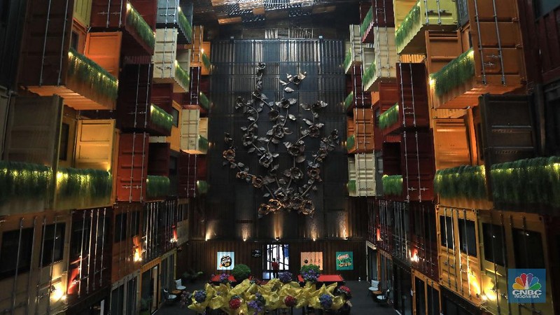 Pemandangan tumpukan kontainer bekas yang dijadikan hotel di kawasan Serpong, Tangerang, Banten, Rabu (13/10/2021). Hotel yang terbuat dari kontainer bekas ini mengusung konsep Industri Modern. Konsep hotel ini pertama yang ada di Provinsi Banten. Terletak di komplek strategis bisnis di sekitar area Serpong, harga nginap mulai Rp400 ribu per malam. Total kontainer untuk membangun hotel ini 177 kontainer. Hotel unik ini dibangun dari susunan kontainer warna-warni yang didesain dengan sangat unik dan memanjakan pengunjungnya. (CNBC Indonesia/ Muhammad Sabki)