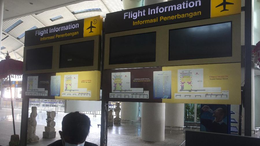 Flight information screens are blank at International Ngurah Rai Airport before its reopening in Bali, Indonesia, Thursday, Oct. 14, 2021. The Indonesian resort island of Bali welcomed international travelers to its shops and white-sand beaches for the first time in more than a year Thursday - if they're vaccinated, test negative, hail from certain countries, quarantine and heed restrictions in public. (AP Photo/Firdia Lisnawati)