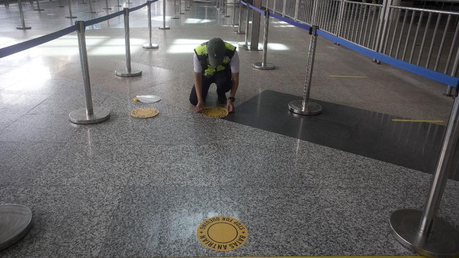 Flight information screens are blank at International Ngurah Rai Airport before its reopening in Bali, Indonesia, Thursday, Oct. 14, 2021. The Indonesian resort island of Bali welcomed international travelers to its shops and white-sand beaches for the first time in more than a year Thursday - if they're vaccinated, test negative, hail from certain countries, quarantine and heed restrictions in public. (AP Photo/Firdia Lisnawati)