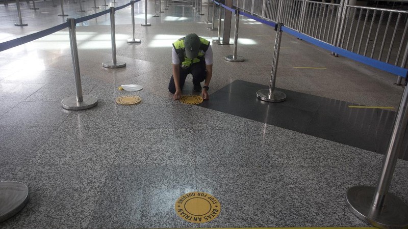 Flight information screens are blank at International Ngurah Rai Airport before its reopening in Bali, Indonesia, Thursday, Oct. 14, 2021. The Indonesian resort island of Bali welcomed international travelers to its shops and white-sand beaches for the first time in more than a year Thursday - if they're vaccinated, test negative, hail from certain countries, quarantine and heed restrictions in public. (AP Photo/Firdia Lisnawati)