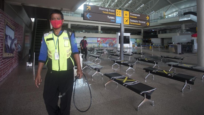 Flight information screens are blank at International Ngurah Rai Airport before its reopening in Bali, Indonesia, Thursday, Oct. 14, 2021. The Indonesian resort island of Bali welcomed international travelers to its shops and white-sand beaches for the first time in more than a year Thursday - if they're vaccinated, test negative, hail from certain countries, quarantine and heed restrictions in public. (AP Photo/Firdia Lisnawati)