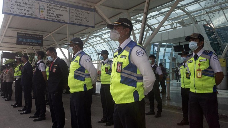 Flight information screens are blank at International Ngurah Rai Airport before its reopening in Bali, Indonesia, Thursday, Oct. 14, 2021. The Indonesian resort island of Bali welcomed international travelers to its shops and white-sand beaches for the first time in more than a year Thursday - if they're vaccinated, test negative, hail from certain countries, quarantine and heed restrictions in public. (AP Photo/Firdia Lisnawati)