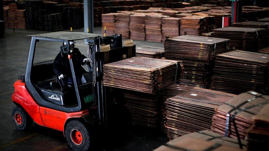 FILE PHOTO: A worker loads copper cathodes into a warehouse near Yangshan Deep Water Port, south of Shanghai, China, March 23, 2012.     REUTERS/Carlos Barria/File Photo