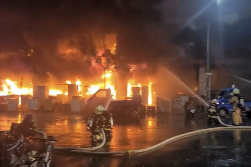 kebakaran gedung di Taiwan In this image taken from video by Taiwan's EBC, firefighters battle a blaze at a building in Kaohsiung, in southern Taiwan on Thursday, Oct. 14, 2021. A fire engulfed a 13-story building overnight in southern Taiwan, the island’s semi-official Central News Agency reported Thursday. (EBC via AP )