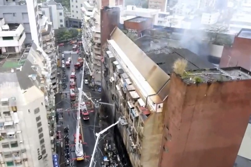 kebakaran gedung di Taiwan In this image taken from video by Taiwan's EBC, firefighters battle a blaze at a building in Kaohsiung, in southern Taiwan on Thursday, Oct. 14, 2021. A fire engulfed a 13-story building overnight in southern Taiwan, the island’s semi-official Central News Agency reported Thursday. (EBC via AP )
