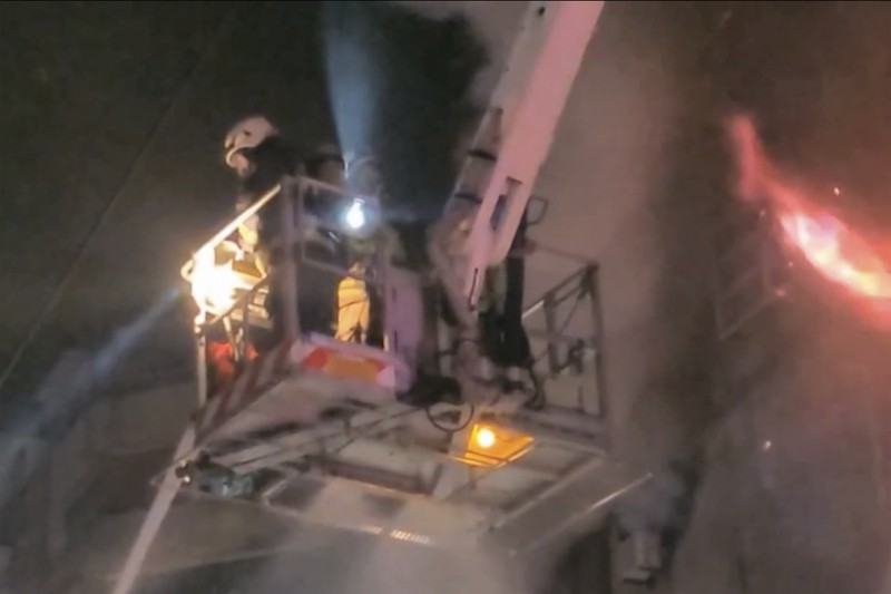 kebakaran gedung di Taiwan In this image taken from video by Taiwan's EBC, firefighters battle a blaze at a building in Kaohsiung, in southern Taiwan on Thursday, Oct. 14, 2021. A fire engulfed a 13-story building overnight in southern Taiwan, the island’s semi-official Central News Agency reported Thursday. (EBC via AP )