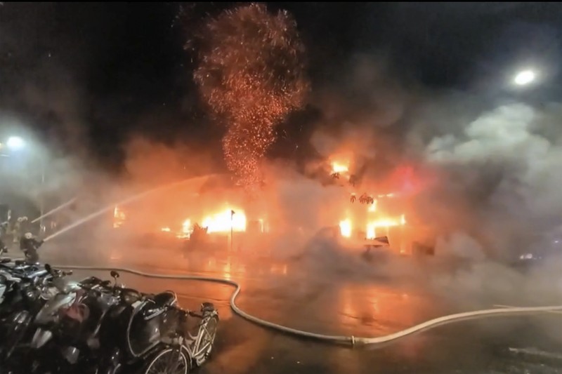 kebakaran gedung di Taiwan In this image taken from video by Taiwan's EBC, firefighters battle a blaze at a building in Kaohsiung, in southern Taiwan on Thursday, Oct. 14, 2021. A fire engulfed a 13-story building overnight in southern Taiwan, the island’s semi-official Central News Agency reported Thursday. (EBC via AP )