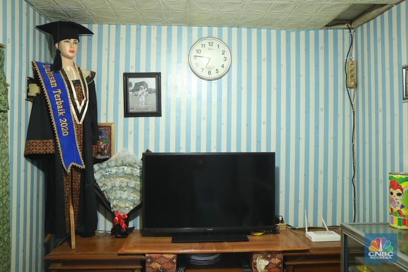 Pekerja menyelesaikan pembuatan baju wisuda (toga) di  kawasan Jakarta, Kamis (14/10/2021). Soleha (67) bisnis pembuatan baju toga sudah berjalan selama 28 tahun dan pandemi ini efeknya sangat luar biasa menurutnya. 

