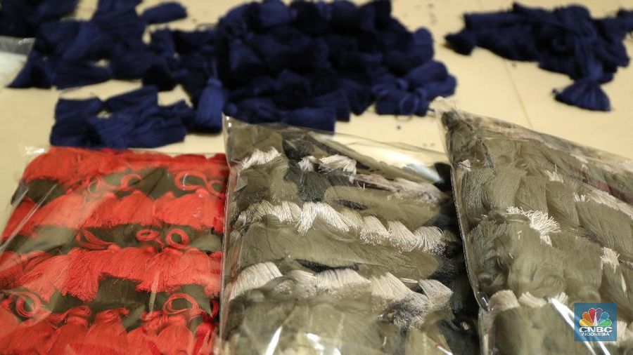 Sama halnya dengan pabrik rumahan Pembuatan aksesoris pakain muslim (kerudung) juga merasakan dampak negatif mulai dari pengurangan karyawan hingga mematikan mesin oprasi yang dulunya sering digunakan untuk produksi.

Menurut karyawan yang bekerja 