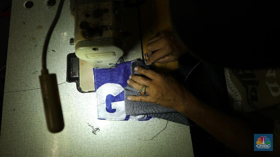 Bergeser ke pabrik rumahan pakain anak-anak yang juga mulai kesulitan untuk penjualan imbas dari banyak toko yang tutup di pasar Tanah Abang dan Pasar Cipulir sehnggai kesulitan untuk pemasaran. 

Pekerja mengatakan 