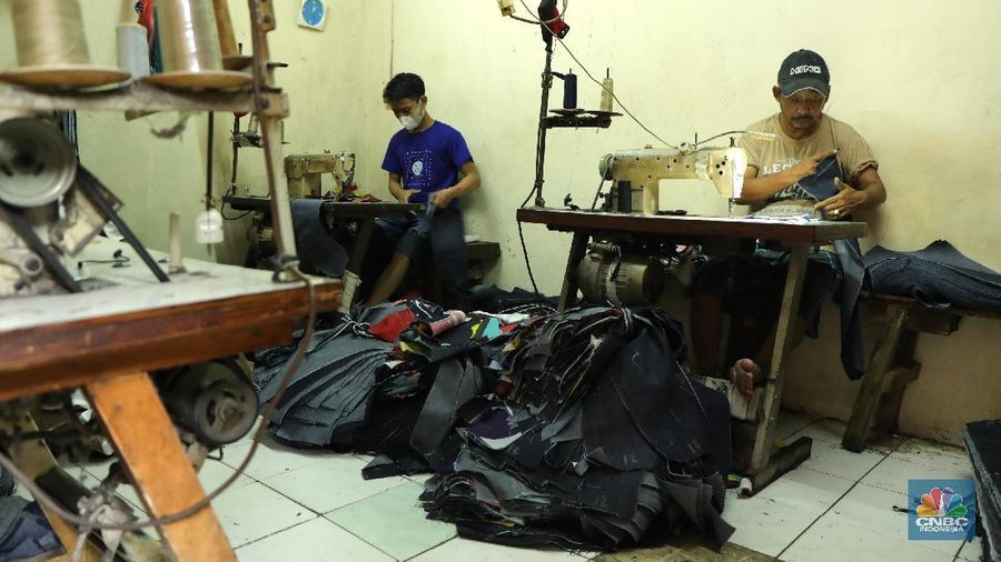 Bergeser ke pabrik rumahan pakain anak-anak yang juga mulai kesulitan untuk penjualan imbas dari banyak toko yang tutup di pasar Tanah Abang dan Pasar Cipulir sehnggai kesulitan untuk pemasaran.
Pekerja mengatakan