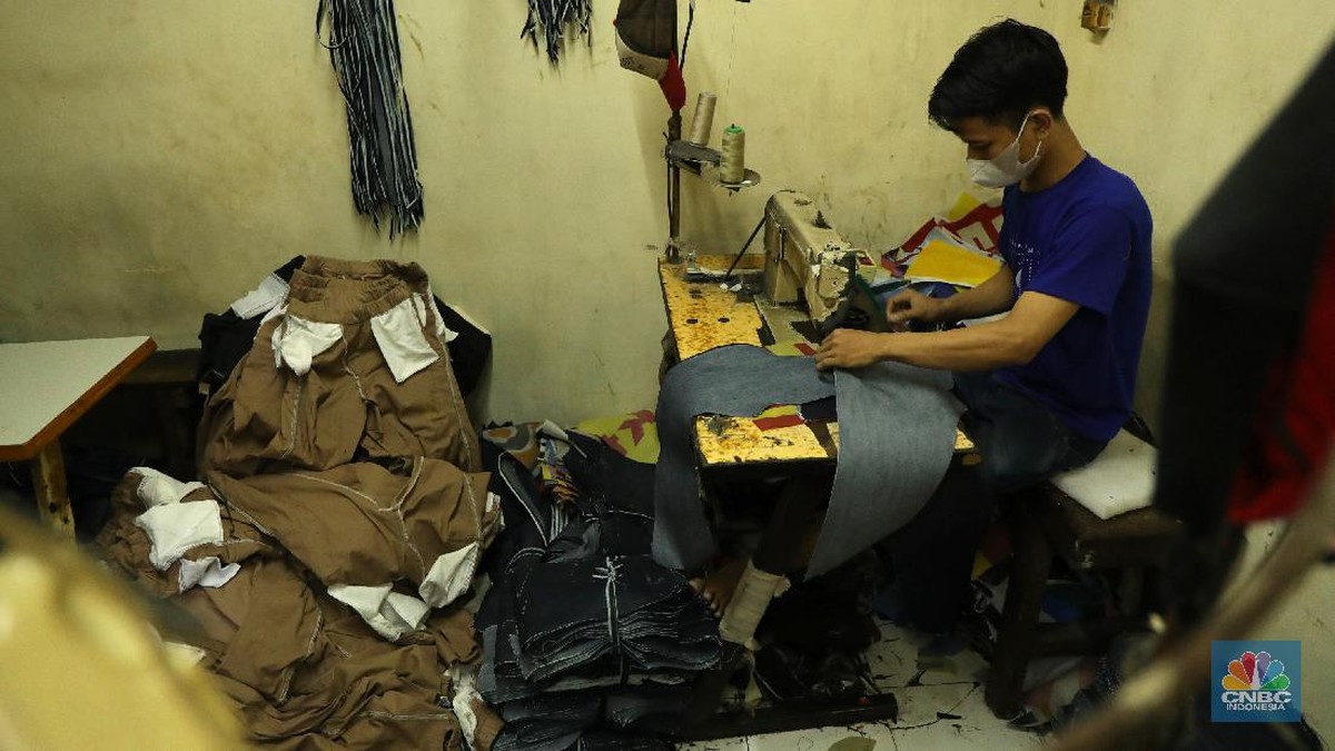 Pahit Nasib Pengusaha Konveksi, Uang Pesangon PHK Ludes-Orderan Sepi