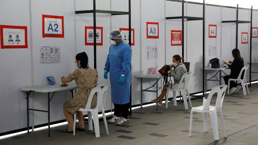 People take their antigen rapid test under supervision, at a Quick Test Centre during the coronavirus disease (COVID-19) outbreak, in Singapore September 28, 2021. REUTERS/Edgar Su