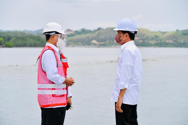 Jokowi Terkejut Saat Resmikan Terminal Wae Kelambu Ada Apa<script async src=