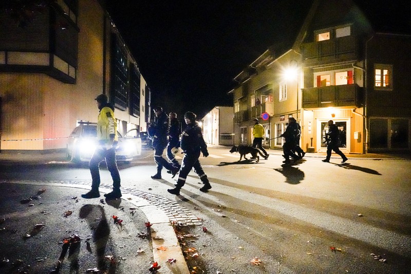 Serangan pria bersenjatakan busur dan anak panah di Norwegia Police stand at the scene after an attack in Kongsberg, Norway, Wednesday, Oct. 13, 2021. Several people have been killed and others injured by a man armed with a bow and arrow in a town west of the Norwegian capital, Oslo. (Hakon Mosvold Larsen/NTB Scanpix via AP)