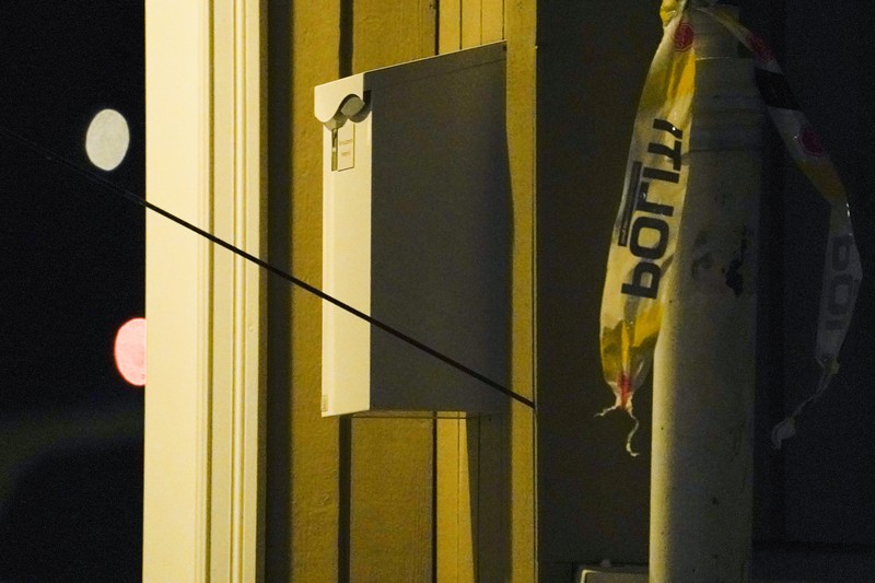Serangan pria bersenjatakan busur dan anak panah di Norwegia Police stand at the scene after an attack in Kongsberg, Norway, Wednesday, Oct. 13, 2021. Several people have been killed and others injured by a man armed with a bow and arrow in a town west of the Norwegian capital, Oslo. (Hakon Mosvold Larsen/NTB Scanpix via AP)