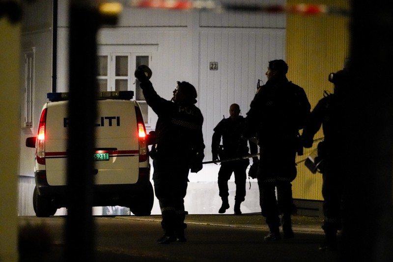 Serangan pria bersenjatakan busur dan anak panah di Norwegia Police stand at the scene after an attack in Kongsberg, Norway, Wednesday, Oct. 13, 2021. Several people have been killed and others injured by a man armed with a bow and arrow in a town west of the Norwegian capital, Oslo. (Hakon Mosvold Larsen/NTB Scanpix via AP)