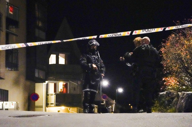 Serangan pria bersenjatakan busur dan anak panah di Norwegia Police stand at the scene after an attack in Kongsberg, Norway, Wednesday, Oct. 13, 2021. Several people have been killed and others injured by a man armed with a bow and arrow in a town west of the Norwegian capital, Oslo. (Hakon Mosvold Larsen/NTB Scanpix via AP)