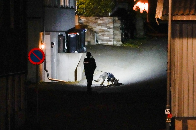 Serangan pria bersenjatakan busur dan anak panah di Norwegia Police stand at the scene after an attack in Kongsberg, Norway, Wednesday, Oct. 13, 2021. Several people have been killed and others injured by a man armed with a bow and arrow in a town west of the Norwegian capital, Oslo. (Hakon Mosvold Larsen/NTB Scanpix via AP)