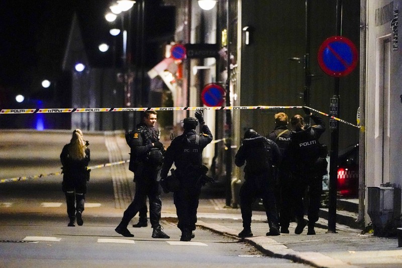 Serangan pria bersenjatakan busur dan anak panah di Norwegia Police stand at the scene after an attack in Kongsberg, Norway, Wednesday, Oct. 13, 2021. Several people have been killed and others injured by a man armed with a bow and arrow in a town west of the Norwegian capital, Oslo. (Hakon Mosvold Larsen/NTB Scanpix via AP)