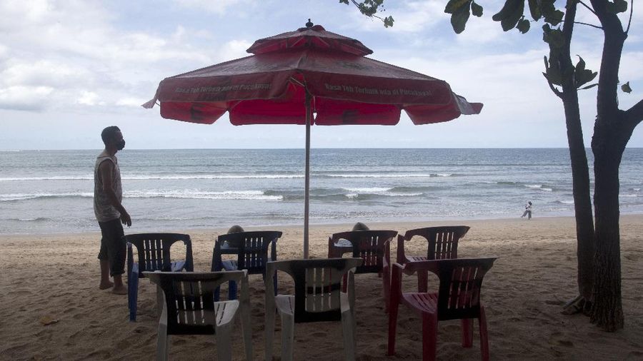 Suasana pantai Kuta di Bali saat akan menyambut pembukaan kembali untuk wisatawan asing