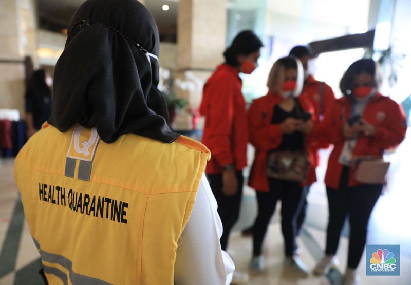 Sejumlah atlet dan official kontingen PON XX dari DKI Jakarta tiba di hotel Grand Cempaka Business, Jakarta, Kamis, (14/10/2021).  Setibanya mereka akan menjalani test kesehatan saat proses karantina Pemprov DKI Jakarta menyiapkan tempat karantina untuk kontingen DKI Jakarta yang berlaga di Pekan Olahraga Nasional (PON) XX Papua. Terdapat dua hotel yang disediakan Pemprov DKI Jakarta, yaitu Grand Cempaka Business Hotel dan D'Arcici Sunter Hotel. Fasilitas karantina disiapkan sebagai respons Pemprov DKI menyusul surat edaran dari Badan Nasional Penanggulangan Bencana (BNPB) yang mewajibkan para atlet dan official melakukan karantina sebelum pulang ke rumah masing-masing. Per hari ini hingga pukul 11.30 jumlah atlet dan official berjumlah 217. Diperkirakan lonjakan atlet yang dikarantina akan datang pada hari Sabtu 16/10. (CNBC Indonesia/ Muhammad Sabki)