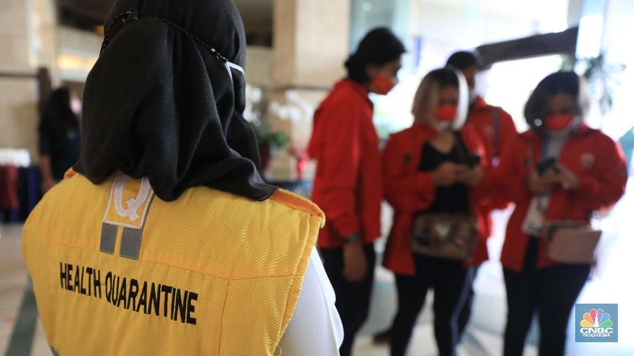 Sejumlah atlet dan official kontingen PON XX dari DKI Jakarta tiba di hotel Grand Cempaka Business, Jakarta, Kamis, (14/10/2021).  Setibanya mereka akan menjalani test kesehatan saat proses karantina Pemprov DKI Jakarta menyiapkan tempat karantina untuk kontingen DKI Jakarta yang berlaga di Pekan Olahraga Nasional (PON) XX Papua. Terdapat dua hotel yang disediakan Pemprov DKI Jakarta, yaitu Grand Cempaka Business Hotel dan D'Arcici Sunter Hotel. Fasilitas karantina disiapkan sebagai respons Pemprov DKI menyusul surat edaran dari Badan Nasional Penanggulangan Bencana (BNPB) yang mewajibkan para atlet dan official melakukan karantina sebelum pulang ke rumah masing-masing. Per hari ini hingga pukul 11.30 jumlah atlet dan official berjumlah 217. Diperkirakan lonjakan atlet yang dikarantina akan datang pada hari Sabtu 16/10. (CNBC Indonesia/ Muhammad Sabki)