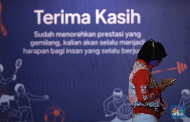 Sejumlah atlet dan official kontingen PON XX dari DKI Jakarta tiba di hotel Grand Cempaka Business, Jakarta, Kamis, (14/10/2021).  Setibanya mereka akan menjalani test kesehatan saat proses karantina Pemprov DKI Jakarta menyiapkan tempat karantina untuk kontingen DKI Jakarta yang berlaga di Pekan Olahraga Nasional (PON) XX Papua. Terdapat dua hotel yang disediakan Pemprov DKI Jakarta, yaitu Grand Cempaka Business Hotel dan D'Arcici Sunter Hotel. Fasilitas karantina disiapkan sebagai respons Pemprov DKI menyusul surat edaran dari Badan Nasional Penanggulangan Bencana (BNPB) yang mewajibkan para atlet dan official melakukan karantina sebelum pulang ke rumah masing-masing. Per hari ini hingga pukul 11.30 jumlah atlet dan official berjumlah 217. Diperkirakan lonjakan atlet yang dikarantina akan datang pada hari Sabtu 16/10. (CNBC Indonesia/ Muhammad Sabki)