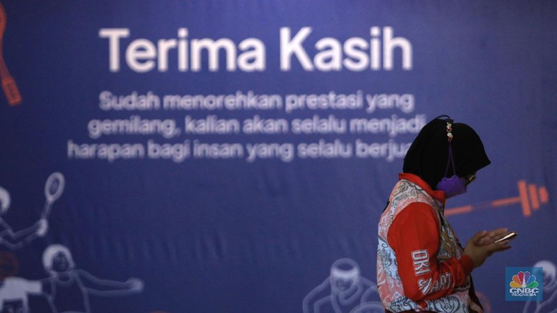 Sejumlah atlet dan official kontingen PON XX dari DKI Jakarta tiba di hotel Grand Cempaka Business, Jakarta, Kamis, (14/10/2021).  Setibanya mereka akan menjalani test kesehatan saat proses karantina Pemprov DKI Jakarta menyiapkan tempat karantina untuk kontingen DKI Jakarta yang berlaga di Pekan Olahraga Nasional (PON) XX Papua. Terdapat dua hotel yang disediakan Pemprov DKI Jakarta, yaitu Grand Cempaka Business Hotel dan D'Arcici Sunter Hotel. Fasilitas karantina disiapkan sebagai respons Pemprov DKI menyusul surat edaran dari Badan Nasional Penanggulangan Bencana (BNPB) yang mewajibkan para atlet dan official melakukan karantina sebelum pulang ke rumah masing-masing. Per hari ini hingga pukul 11.30 jumlah atlet dan official berjumlah 217. Diperkirakan lonjakan atlet yang dikarantina akan datang pada hari Sabtu 16/10. (CNBC Indonesia/ Muhammad Sabki)