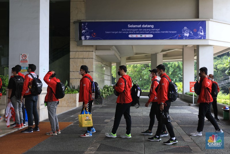 Sejumlah atlet dan official kontingen PON XX dari DKI Jakarta tiba di hotel Grand Cempaka Business, Jakarta, Kamis, (14/10/2021).  Setibanya mereka akan menjalani test kesehatan saat proses karantina Pemprov DKI Jakarta menyiapkan tempat karantina untuk kontingen DKI Jakarta yang berlaga di Pekan Olahraga Nasional (PON) XX Papua. Terdapat dua hotel yang disediakan Pemprov DKI Jakarta, yaitu Grand Cempaka Business Hotel dan D'Arcici Sunter Hotel. Fasilitas karantina disiapkan sebagai respons Pemprov DKI menyusul surat edaran dari Badan Nasional Penanggulangan Bencana (BNPB) yang mewajibkan para atlet dan official melakukan karantina sebelum pulang ke rumah masing-masing. Per hari ini hingga pukul 11.30 jumlah atlet dan official berjumlah 217. Diperkirakan lonjakan atlet yang dikarantina akan datang pada hari Sabtu 16/10. (CNBC Indonesia/ Muhammad Sabki)