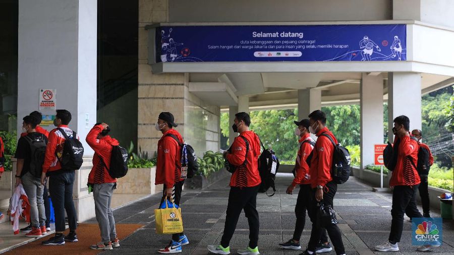 Sejumlah atlet dan official kontingen PON XX dari DKI Jakarta tiba di hotel Grand Cempaka Business, Jakarta, Kamis, (14/10/2021).  Setibanya mereka akan menjalani test kesehatan saat proses karantina Pemprov DKI Jakarta menyiapkan tempat karantina untuk kontingen DKI Jakarta yang berlaga di Pekan Olahraga Nasional (PON) XX Papua. Terdapat dua hotel yang disediakan Pemprov DKI Jakarta, yaitu Grand Cempaka Business Hotel dan D'Arcici Sunter Hotel. Fasilitas karantina disiapkan sebagai respons Pemprov DKI menyusul surat edaran dari Badan Nasional Penanggulangan Bencana (BNPB) yang mewajibkan para atlet dan official melakukan karantina sebelum pulang ke rumah masing-masing. Per hari ini hingga pukul 11.30 jumlah atlet dan official berjumlah 217. Diperkirakan lonjakan atlet yang dikarantina akan datang pada hari Sabtu 16/10. (CNBC Indonesia/ Muhammad Sabki)